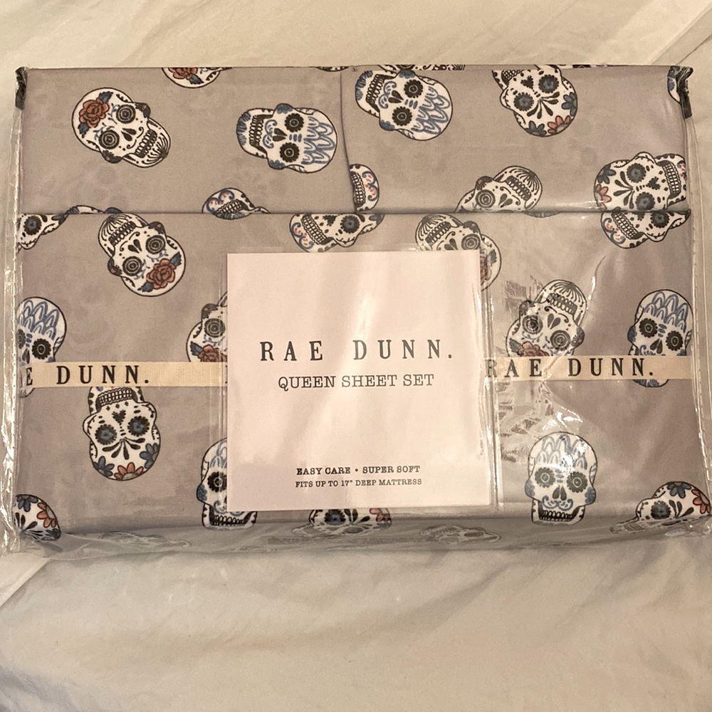 Skull Queen Sheet Set 💀 New In Perfect for that Left of Center Bed Room 🖤